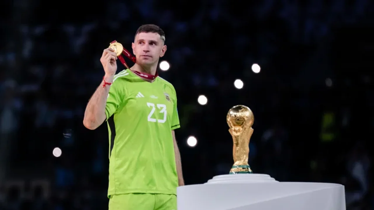 EMILIANO "DIBU" MARTINEZ CONTRA TODOS