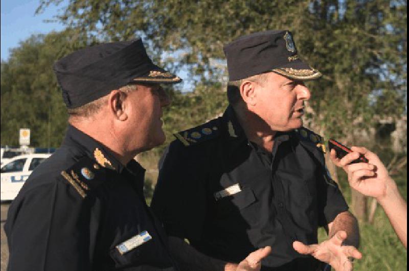 Juan Carlos OrtÃºzar y Gustavo Carreiras, jefes Distrital y Departamental, respectivamente, en uno de los operativos efectuados ayer por la tarde. Claudio MartÃ­nez.