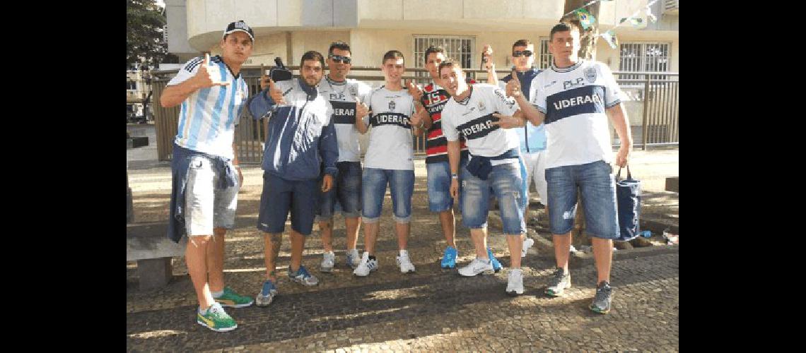 Los hinchas de Gimnasia en Brasil.