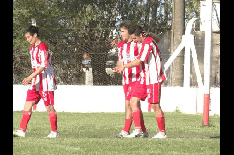 Rauch, Zanga y Billani festejan el tanto del último. Ingeniero goleó 4 a 1 a Alem.