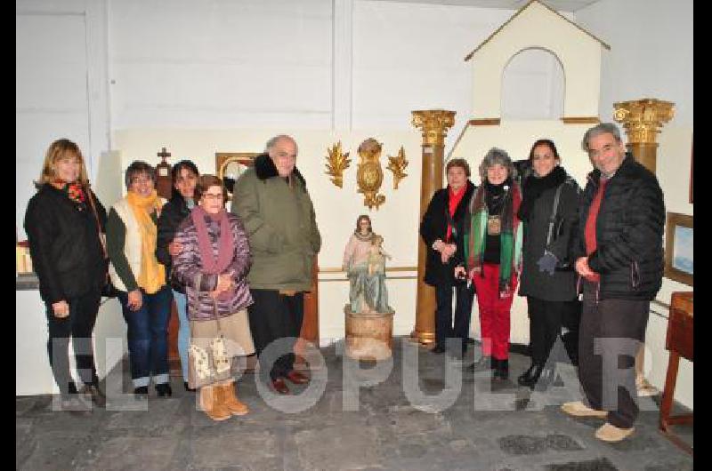 El padre Argentino junto a miembros de la comisión y vecinos en el Museo.