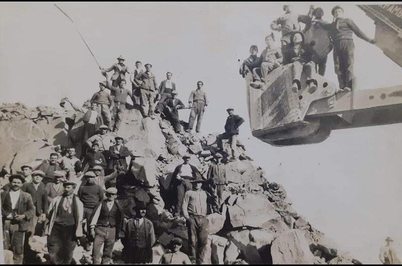 El paraje comenzó a poblarse masivamente en 1924 con la llegada de familias inmigrantes de varios paÃses para trabajar en la construcción de la cementera.