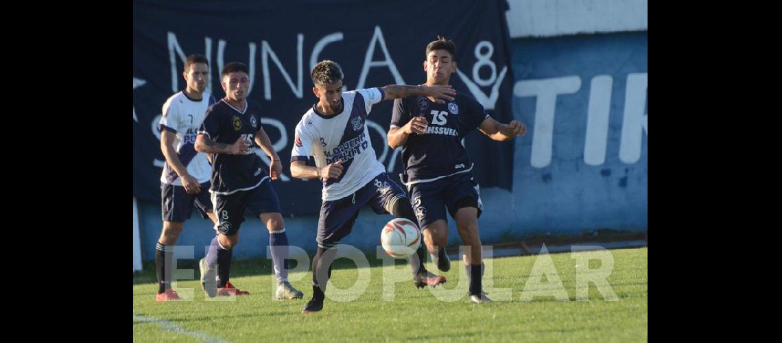 Ferro goleó y sigue primero