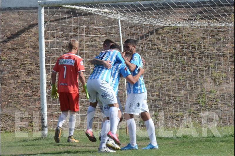 Ferro goleó y sigue primero