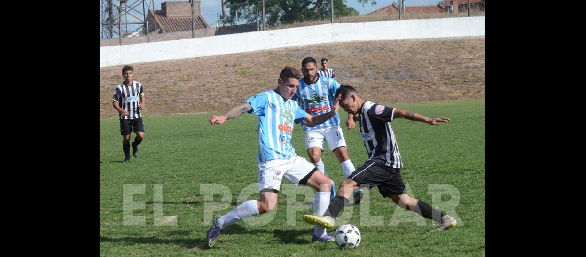 Ferro goleó y sigue primero