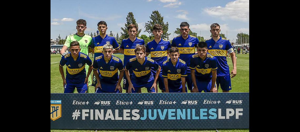 Mateo MendÃ­a, titular en Boca: parado, segundo desde la izquierda. Boca Juniors