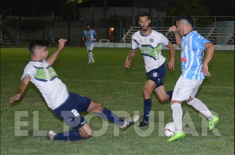Lareu llega a la jugada, mientras que Las Heras va al piso ante Campos. El volante del CEO vuelve tras su paso por Sansinena.