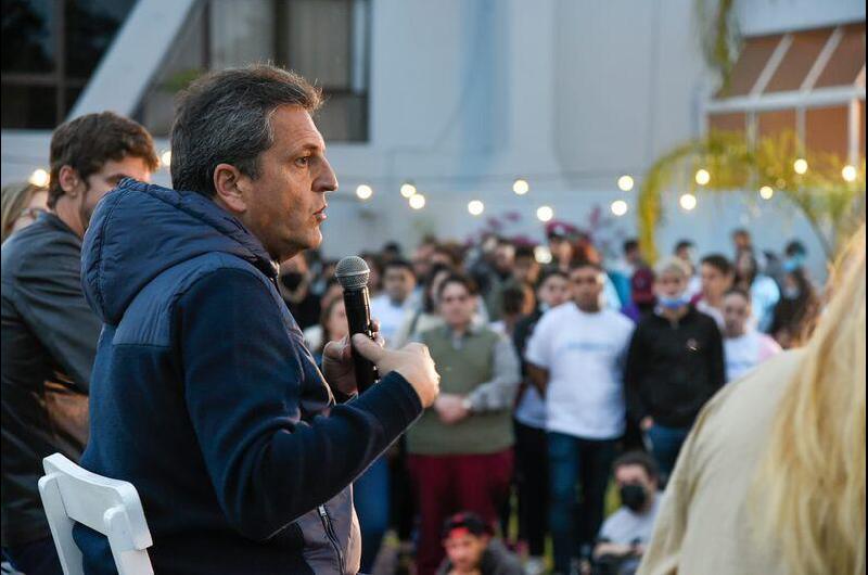 Massa a la juventud: "Necesitamos que nos exijan para lograr un país que se adapte a los desafíos del siglo XXI"
