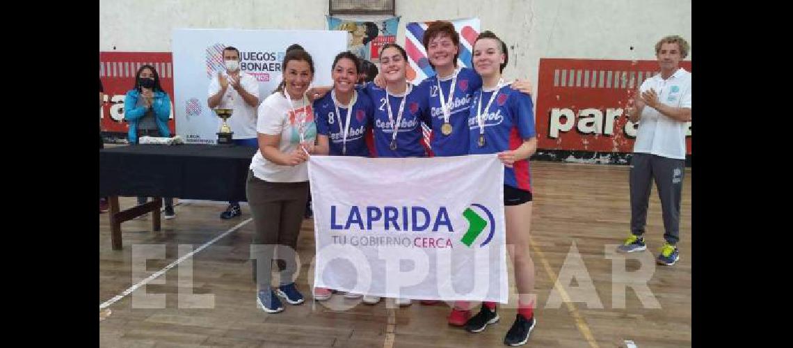 El equipo de cestobol 3 vs 3 de Laprida que se consagrÃ³ campeÃ³n.