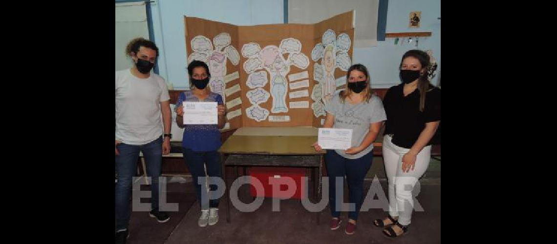 Florencia Del Fresno y Vanesa Morales junto con el profesor Bruno Vitale Ampuero fueron los voceros del grupo.