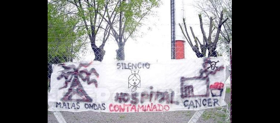 Bandera de los vecinos contra la antena y contra el horno pirolÃ­tico en el hospital. AÃ±o 2006.