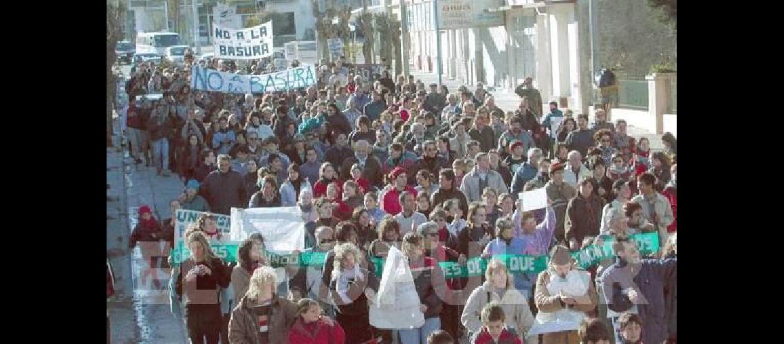 MÃ¡s de 1500 olavarrienses salieron a las calles para frenar la importaciÃ³n de basura en 2003.
