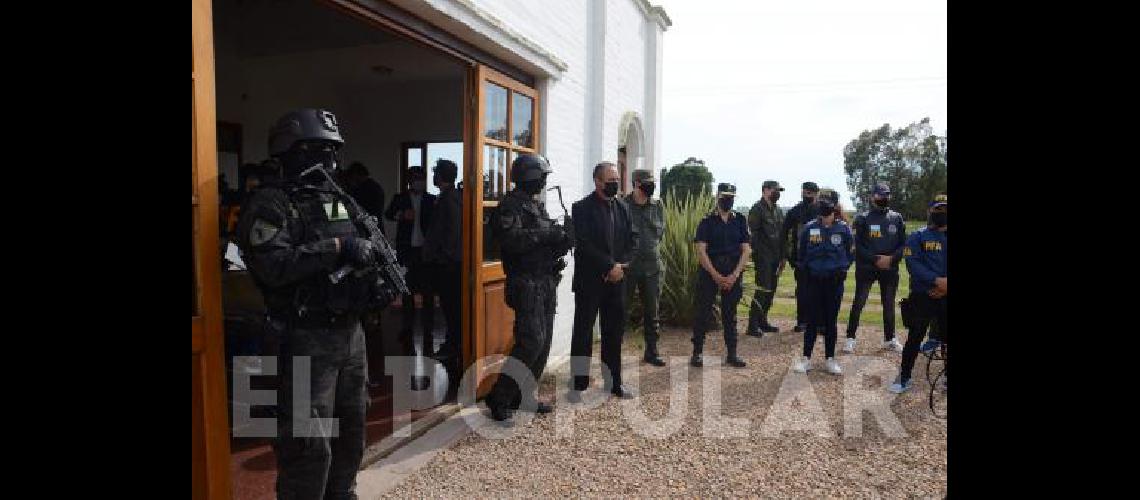 Agentes de la PolicÃ­a Federal Argentina custodiaron el Crematorio.