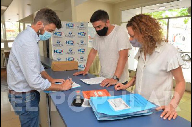 La foto. Galli, Bezzoni y Cenizo, durante la entrega y recepción del proyecto.