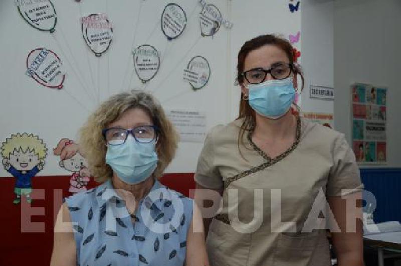La Dra. MarÃ­a del Carmen Weis junto con la coordinadora del Banco de Leche Romina Casella.