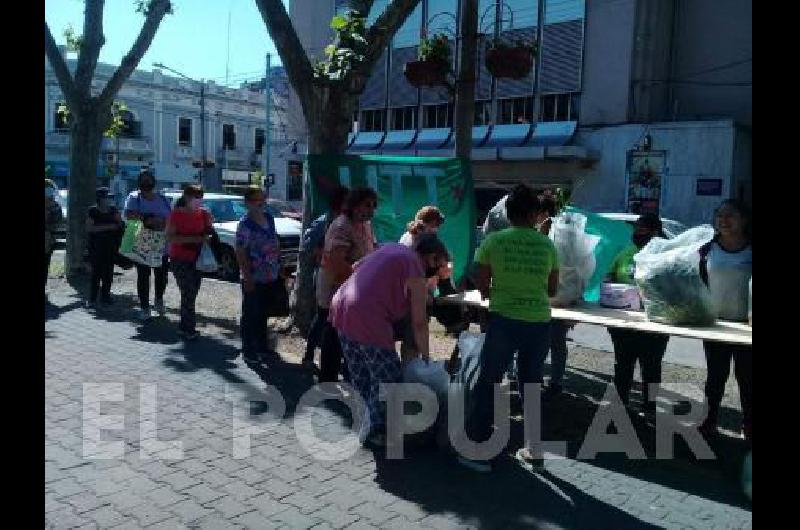 Con el bolsÃ³n de verdura a $300, el "feriazo" de la UniÃ³n de Trabajadores de la Tierra fue un Ã©xito.