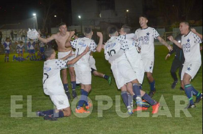 Racing celebrÃ³ en la cancha de Ferro. VenciÃ³ a El FortÃ­n por penales.