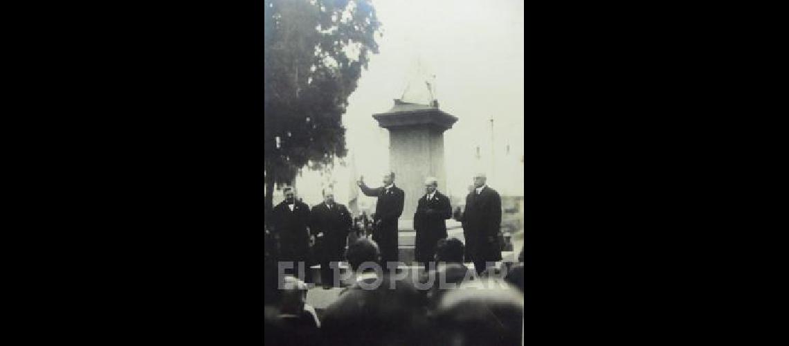 1921. InauguraciÃ³n del busto de Mitre en el parque de la ciudad de OlavarrÃ­a que lleva su nombre. Hace uso de la palabra Armando Collinet, y a su derecha se ve al intendente municipal Juan Errecart.