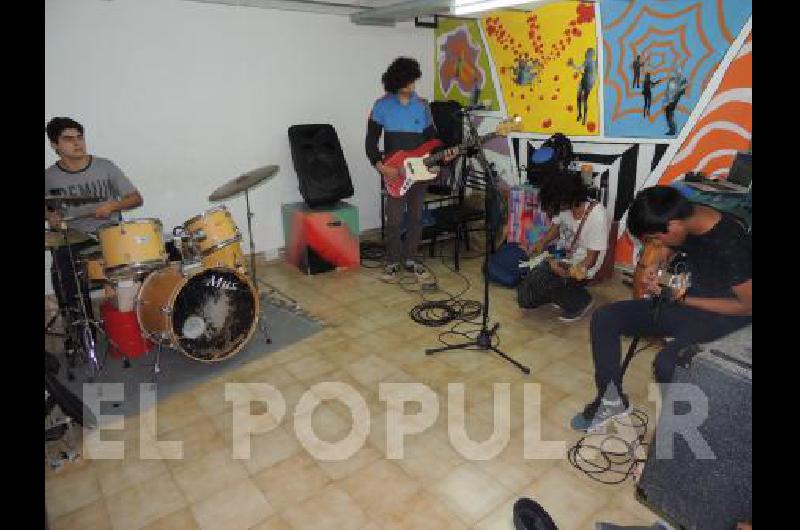 Paupers Tentoriums presentÃ³ "Sabandija" y quiere ganarse un lugar en la escena musical.