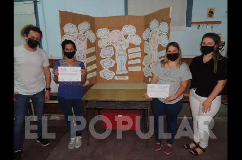 Florencia Del Fresno y Vanesa Morales junto con el profesor Bruno Vitale Ampuero fueron los voceros del grupo.
