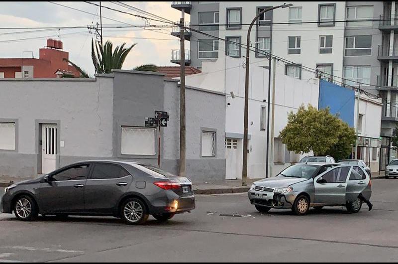 Fuerte choque entre dos autos