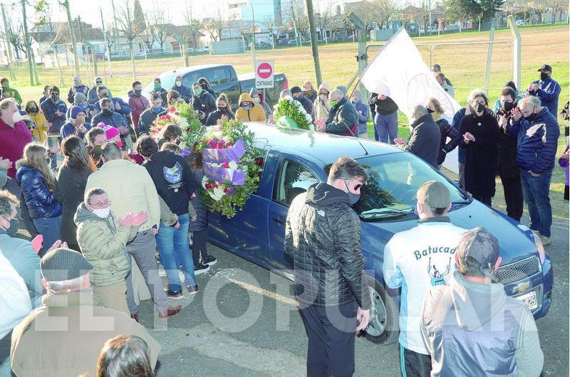 Una multitud fue a darle el Ãºltimo adiÃ³s a los restos de Carlos Orifici y acompaÃ±Ã³ a sus hijos y demÃ¡s familiares.