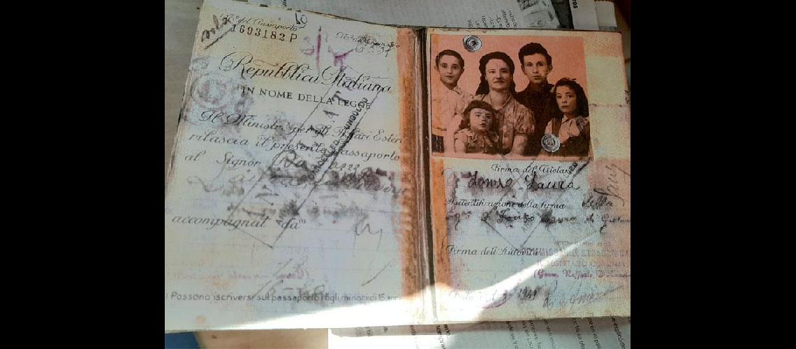 Inmigrantes italianos. Familia Silverii: Laura Di Fonso y sus hijos Concezio, JosÃ©, Dario y Renza y su padre Alfonso que los esperaba aqui en la ciudad que llegaron a Olavarria por los aÃ±os 50.