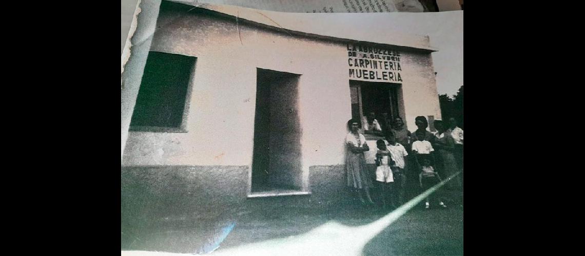 CarpinterÃ­a en Pueblo Nuevo "La Abuzzese" de la familia Silverii en el aÃ±o 1958 sobre la calle MaipÃº al 2900.