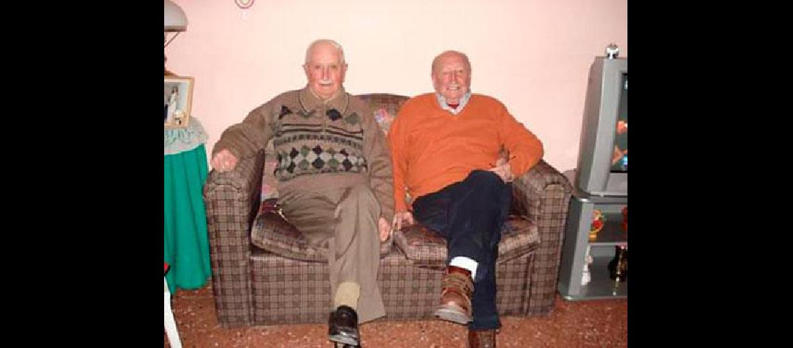 Los hermanos Paco y Chimi Mujica fieles lectores de El Popular. Foto de hace unos aÃ±os. Ahora fallecidos.