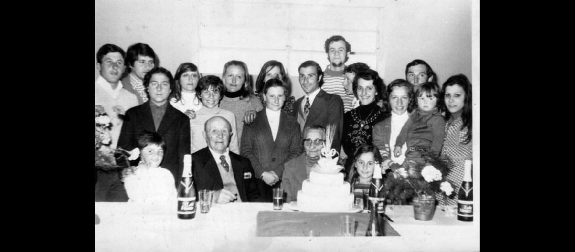 60 aÃ±os de casados. Matrimonio Vedelini Antonio-Gregorini Margarita con todos sus nietos Foto: Daniel O. Vedelini