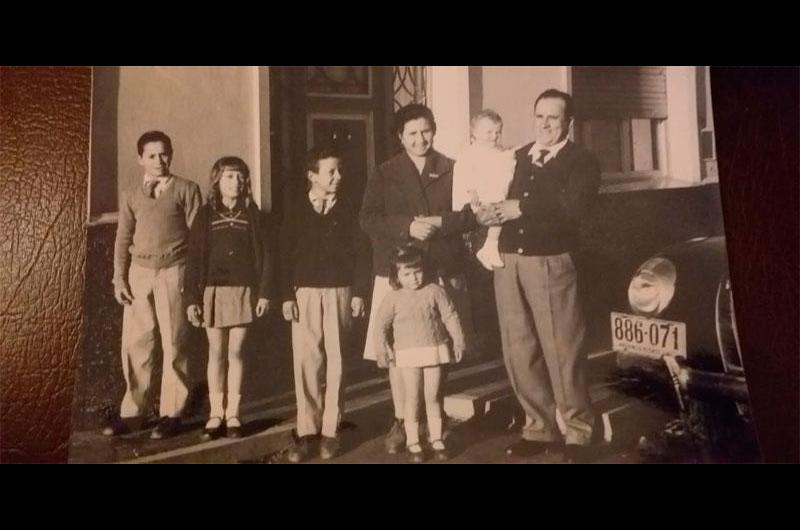 La familia Teixeira Antonio, Livenvia, con sus hijos Natalio, Luis, MarÃ­a, Alicia y Mirta en el barrio San Vicente en el aÃ±o 1962