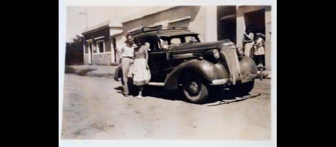 Mery con su novio al frente de su casa ubicada en chacabuco al 2300. AÃ±o 1963 Foto: Sandra Lujan Ullmann