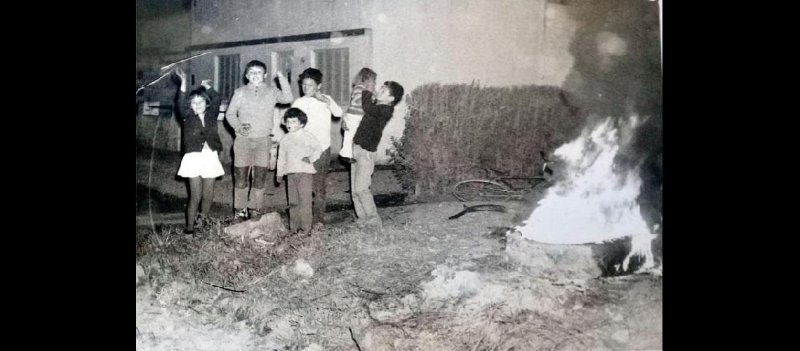 Fogata de San Juan en barrio Roca Merlo. Gustavo Lardoueyt y hermanos Jara. AÃ±o 1970. Di Guilmi fotÃ³grafo del diario El Popular