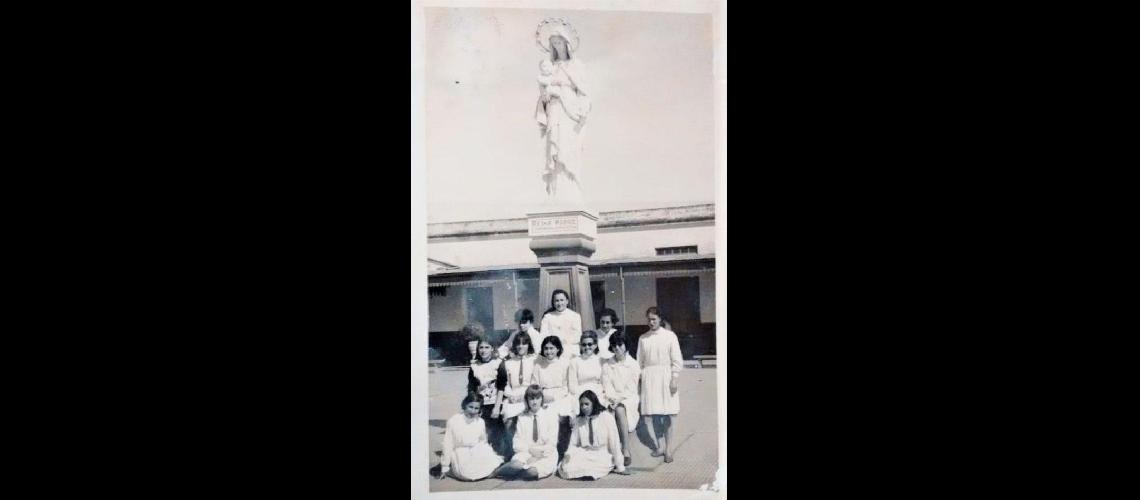 En el aÃ±o 1967 Olga y sus compaÃ±eras en el patio del Colegio Rosario. Foto: Sandra Lujan Ullmann