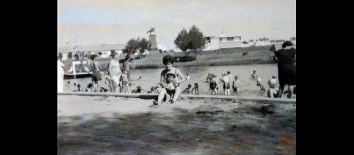 Mercedes y AndrÃ©s disfrutando una tarde de verano en el Balneario Municipal en 1968, detrÃ¡s se observa la plataforma del trampolin y mÃ¡s atrÃ¡s el Monumento al General San MartÃ­n Foto: Sandra Lujan Ullmann