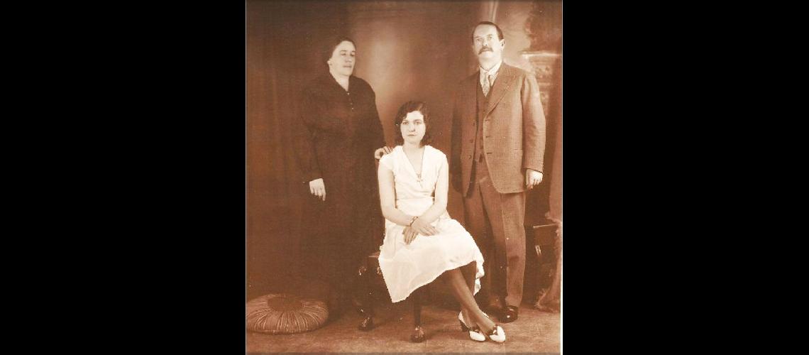 En la foto (cerca 1928): Nicomede Gussoni (Italiano, de Massa Carrara) quien fue propietario muchos aÃ±os de una de las primeras confiterÃ­as de OlavarrÃ­a "La Favorita", en Vicente LÃ³pez 3057 (actualmente Nelson Jeans); Adeline Bonnel su esposa (nacida en Foix, Francia), y su hija Lila Alicia Gussoni (posteriormente casada con O. Valenzuela), quien ejerciÃ³ de maestra toda su vida activa. Carlos O. Valenzuela