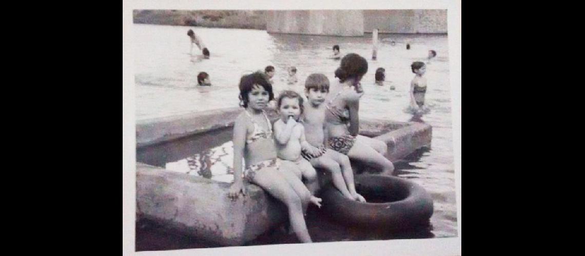 Verano de 1976 en la pileta del ex Club de Pescadores, Posan Fabiana, Karina y Marcelo, de fondo el antiguo puente de la Agraria. Foto: Marcelo Hugo Rodriguez
