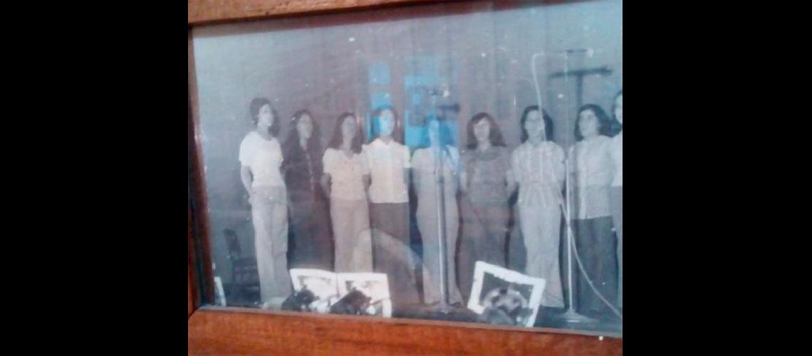 AÃ±o 1973. Hogar de NiÃ±as San JosÃ©. Hoy Centro Cultural. El coro formado por Esther Cavaleri, MarÃ­a Eva Cavaleri, Blanca Keper, Susana Vender, Nora Candia, MarÃ­a del Carmen Gonzalez, Nora Barrientos y Doli Moreno.
