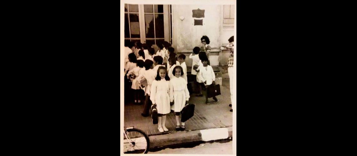 Valeria y Sandra en su primer dÃ­a de clases en la Escuela NÂº 4 D. F. Sarmiento en el aÃ±o 1977. Foto: Sandra Lujan Ullmann