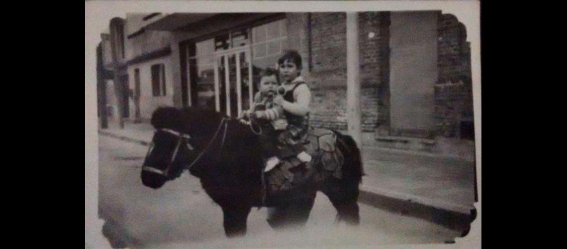 Esta imagen es del aÃ±o 1975, yo con mi hermana Karina en la Calle Belgrano casi San Lorenzo, frente al antiguo local de bicicleteria Santa Elena. La misma fue tomada por un fotografo ambulante. Foto: Marcelo Hugo Rodriguez