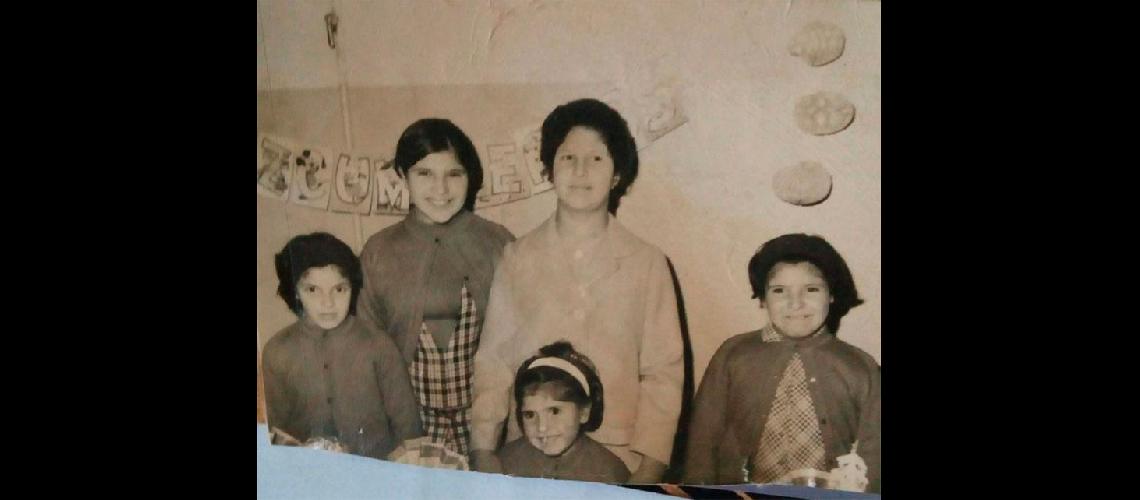 AÃ±o 1970. Hogar de NiÃ±as San JosÃ©. Las hermanas Liliana, Eva, Norma, Esther y Silvia Cavaleri.