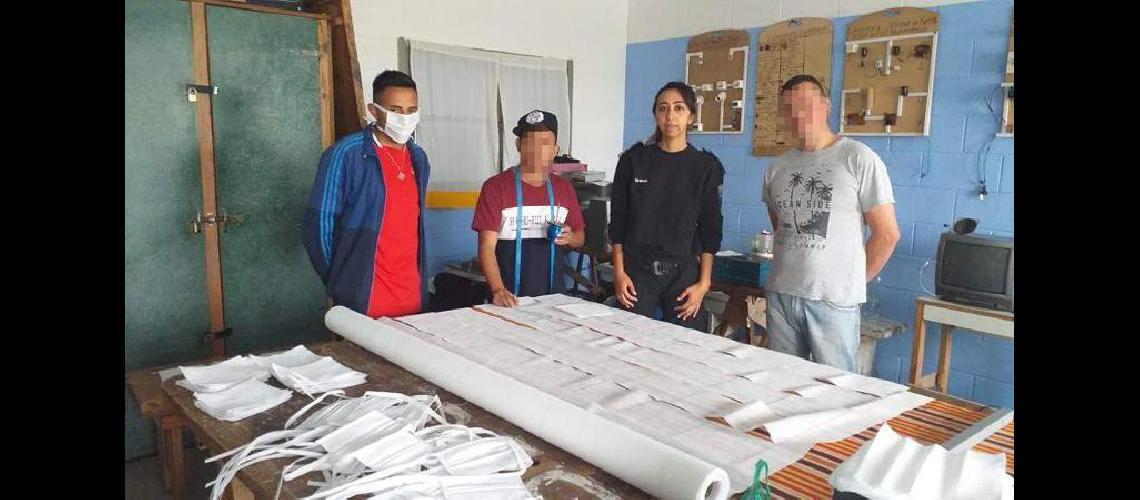 Internos de la Unidad 38 fabrican barbijos, batas y cofias