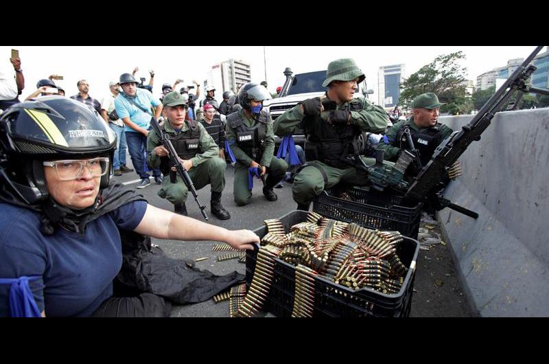 magen del 30 de abril, muestra a un pequeÃ±o grupo de militares rebeldes, en las afueras de La Carlota, en Caracas. Foto: AP