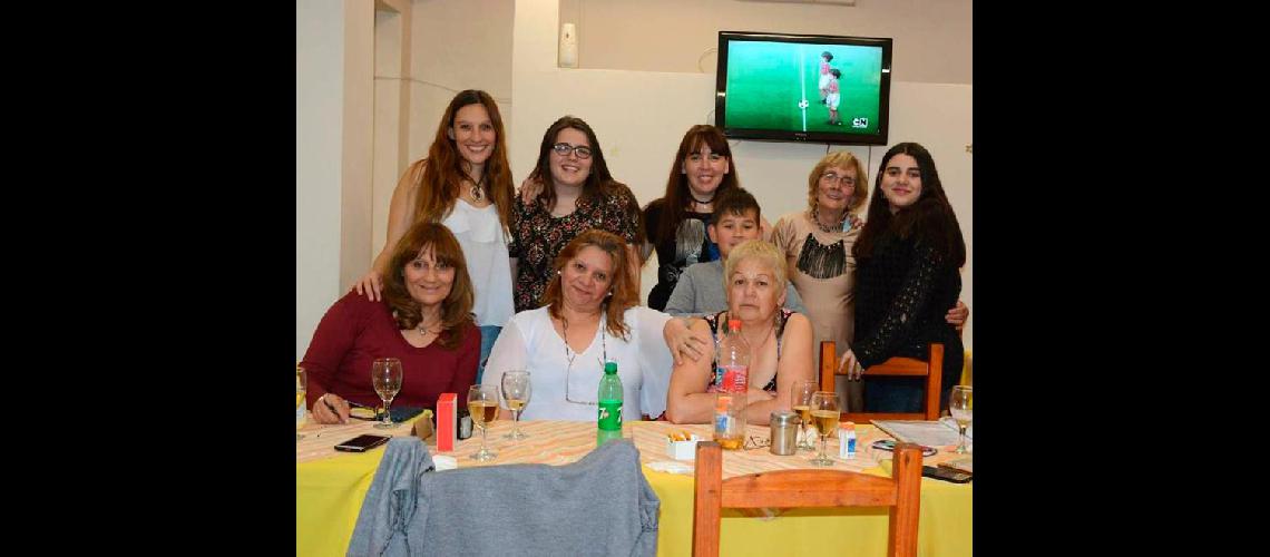 En el cumpleaÃ±os de MarÃ­a Rosa Mapis se encontraron en el Restaurante OlavarrÃ­a Mabel, Miriam, Guada, BelÃ©n, Daniela, Pety, Fiorella y Samuel.