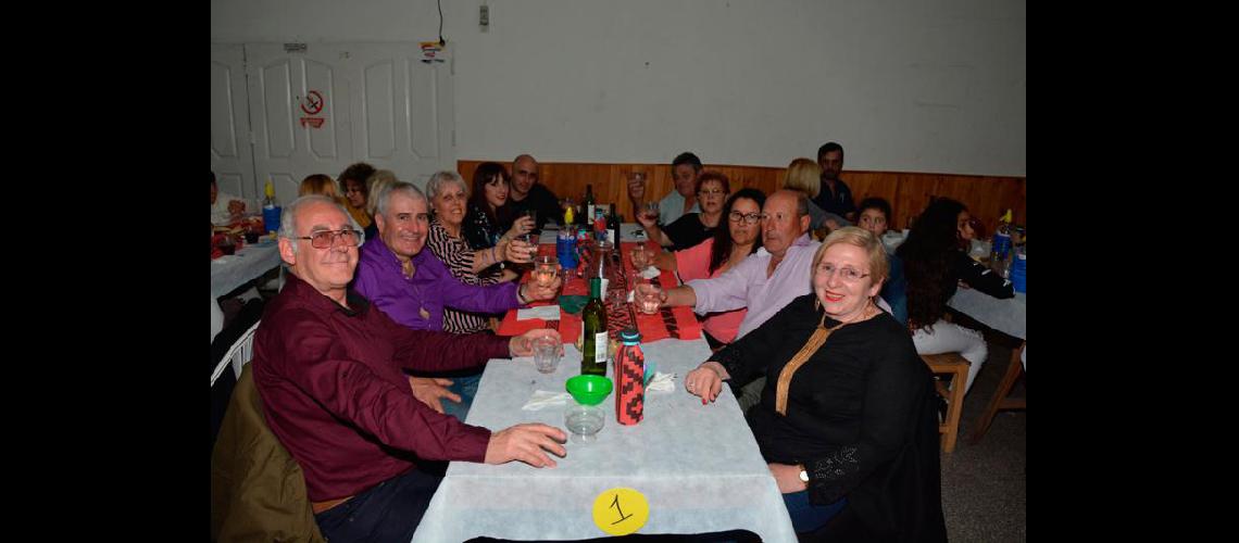 En la cena de los Gauchos Peregrinos del Centro Tradicionalista La Seguidora se encontraron Marco, Evelia, Yoly, Mario, Ricardo, Bety, Ernesto, Mabel, Sonia y Oscar.