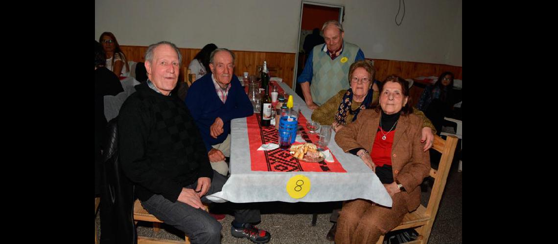 Clementina, Luisa, Julio, Jorge y Enrique en la cena de los Gauchos Peregrinos del Centro Tradicionalista La Seguidora.