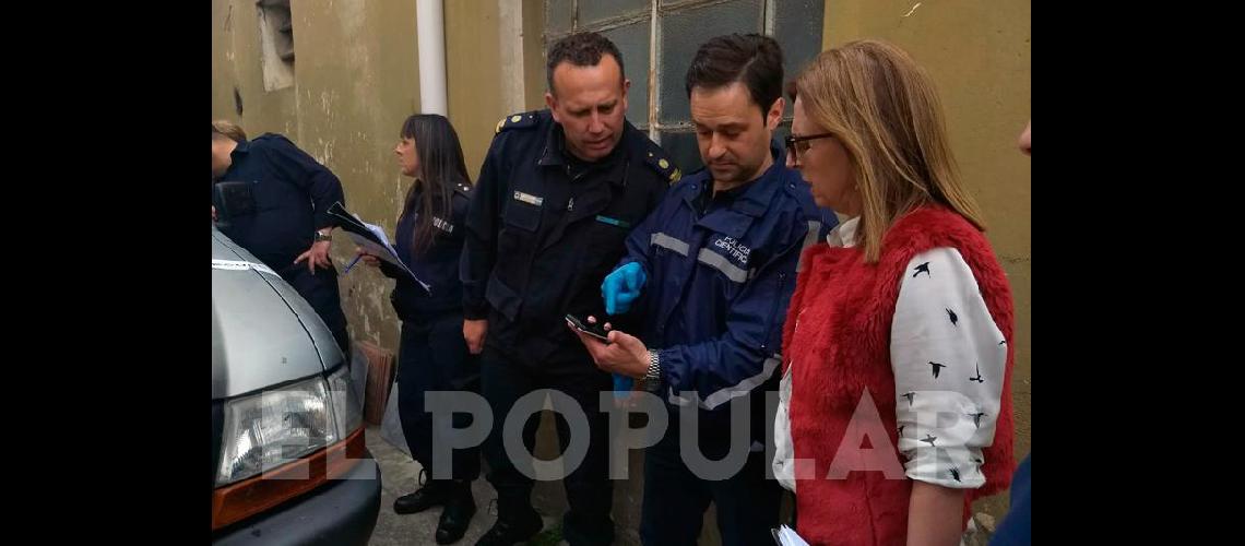 Participaron de los procedimiento el jefe distrital, comisario inspector Carlos RoldÃ¡n (izq.), y la fiscal Viviana BeytÃ­a. Foto EL POPULAR
