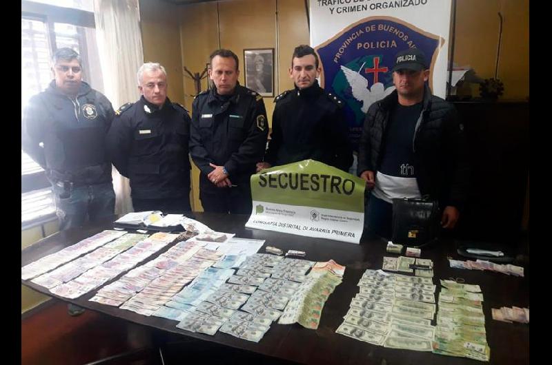 Personal policial con el dinero secuestrado en la sede de Uocra.