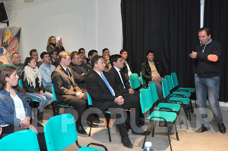 El árbitro disertó en el salón del Museo de Ciencias.