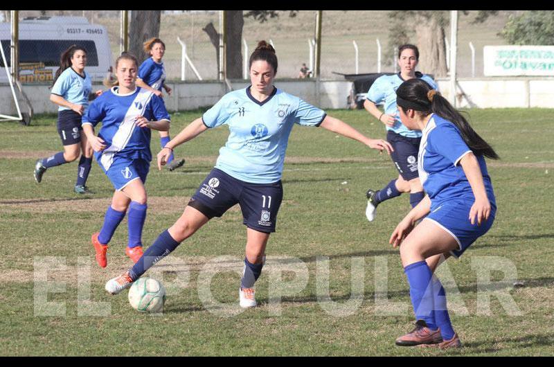 Las chicas van por el pasaje